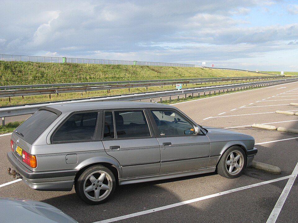 Fayl:BMW 324td Touring E30 (8149152230).jpg