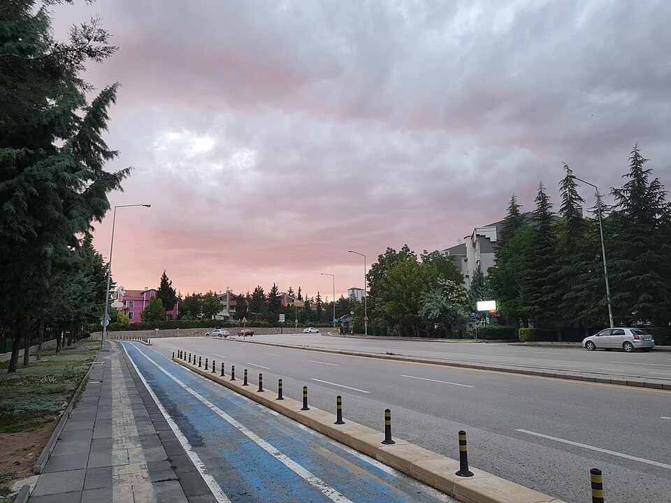 Fayl:Eryaman Güzelkent üçşehitler caddesi.jpg