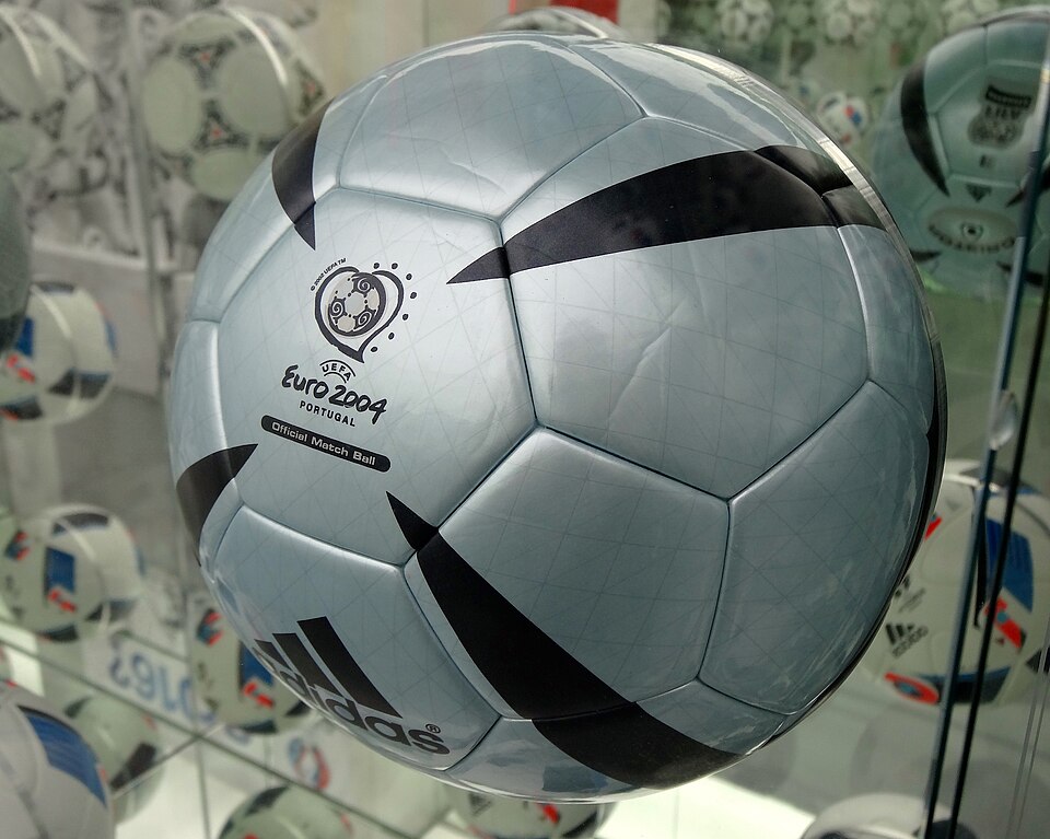 Fayl:Euro 2004 ball.JPG