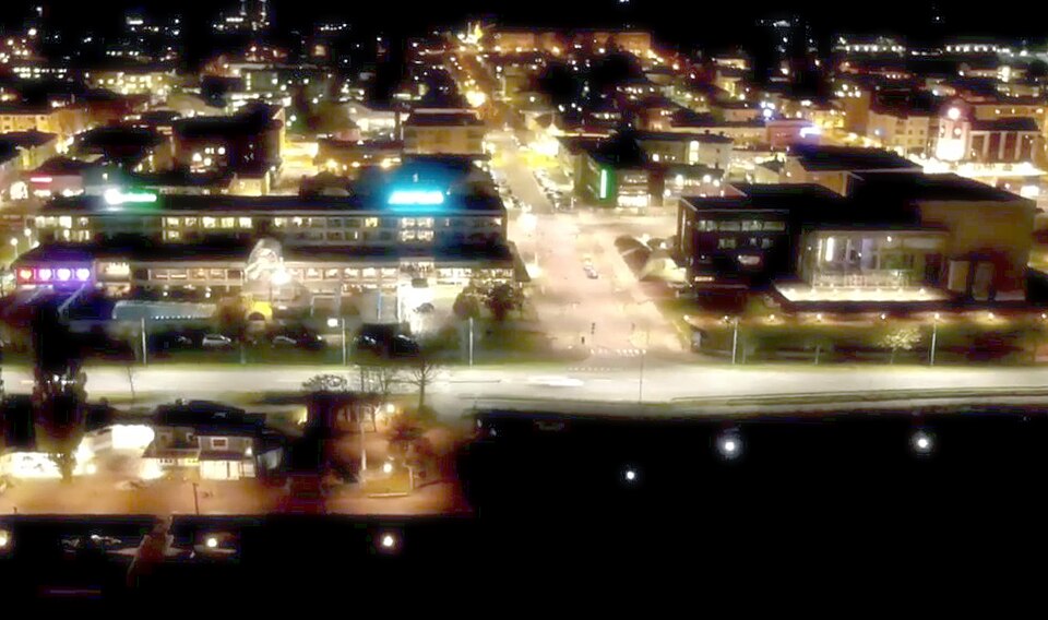 Fayl:Mariehamn at night.jpg