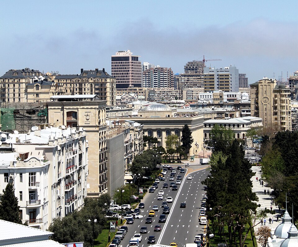 Fayl:Neftchiler Avenue, Baku, 2010 (2).jpg