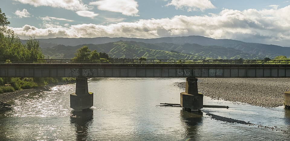 Fayl:Otaki River in Otaki 01.jpg