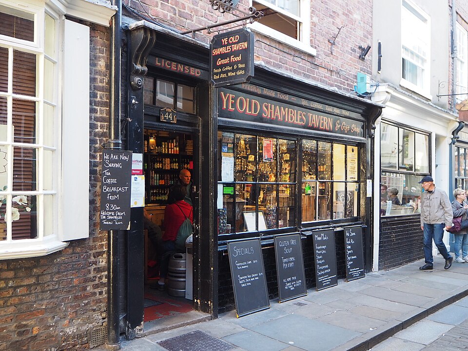Fayl:Shambles Tavern, York.jpg