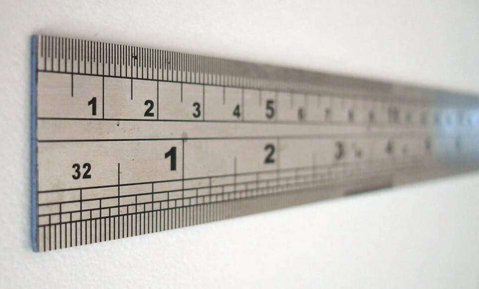 Fayl:Steel ruler closeup.jpg