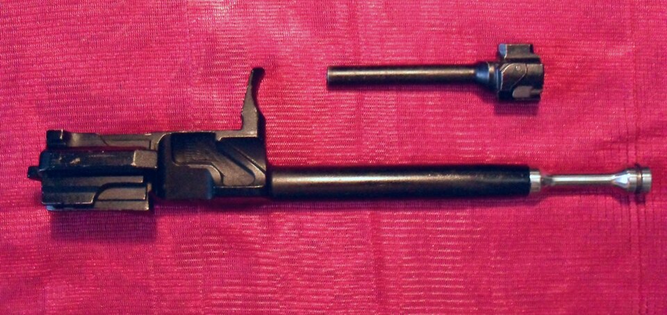 Fayl:AKS74U bolt and carrier.jpg