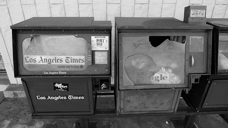 Fayl:AbandonedLosAngelesTimesVendingMachine2011.jpg