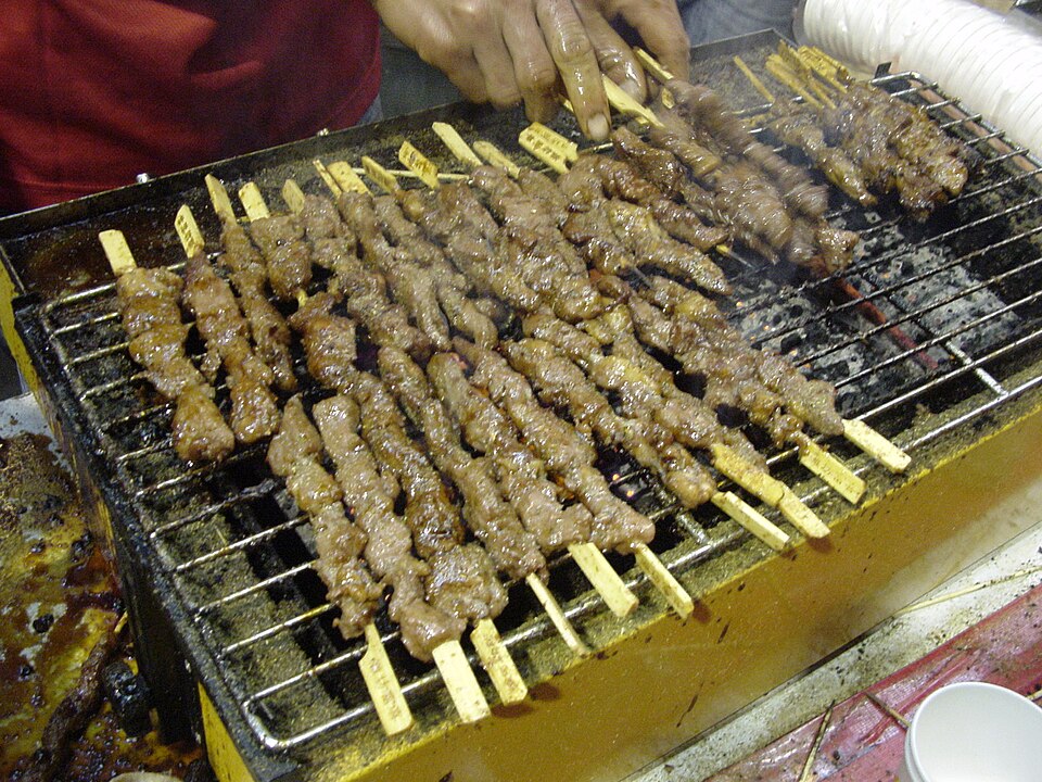 Fayl:Barbecued lamb sticks.jpg