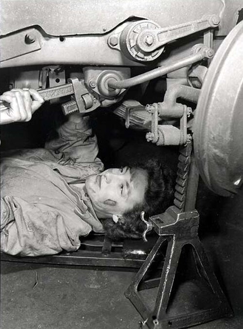 Fayl:CWAC mechanic, 1944.jpg