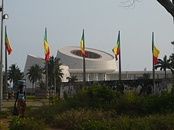 Kotonu Kongress saroyi oldida hilpirayotgan Benin bayroqlari (2009)