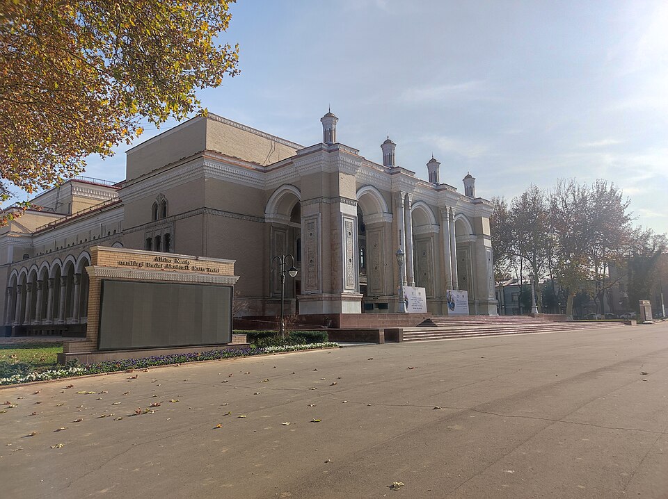 Fayl:Navoiy teatri binosi chap tomonda.jpg