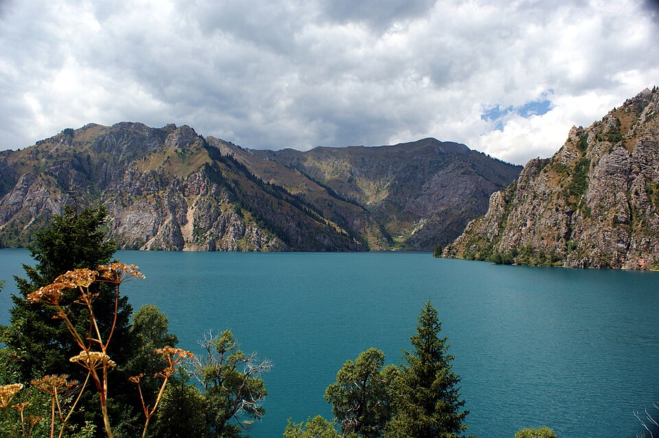 Fayl:Sary Chelek Lake.jpg