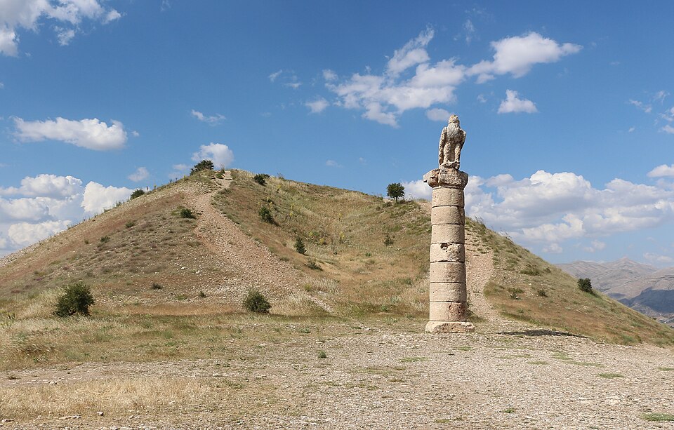 Fayl:Tumulus of Karakus 01.jpg