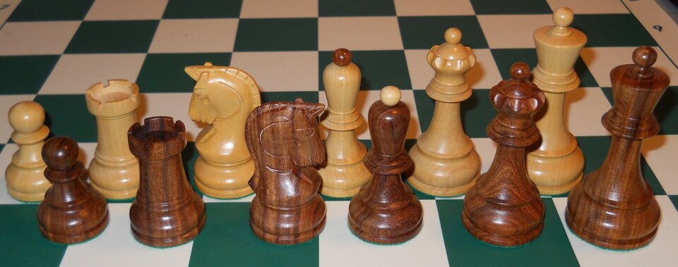 Fayl:1950 Dubrovnik Chess Set.JPG