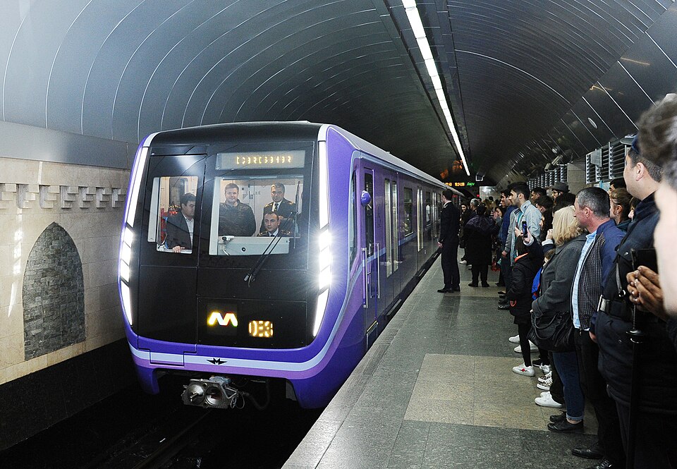 Fayl:81-765 train arrives Icheri Sheher.jpg