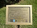 Yodgorlik oldidagi QR kodli ma'lumot lavhasi
