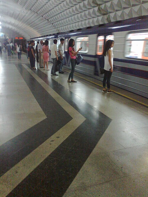 Fayl:Станция метро Беруни.jpg