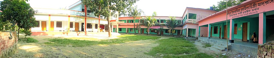 Fayl:Dhipur Madrasah-panorama.jpg