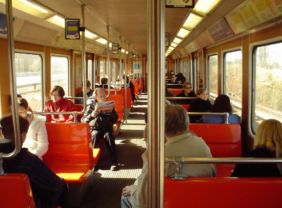 Fayl:Helsinki Metro train interior.jpg