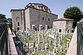 Orqa tarafdagi qabristondan Kichkina Ayasofya binosining koʻrinishi