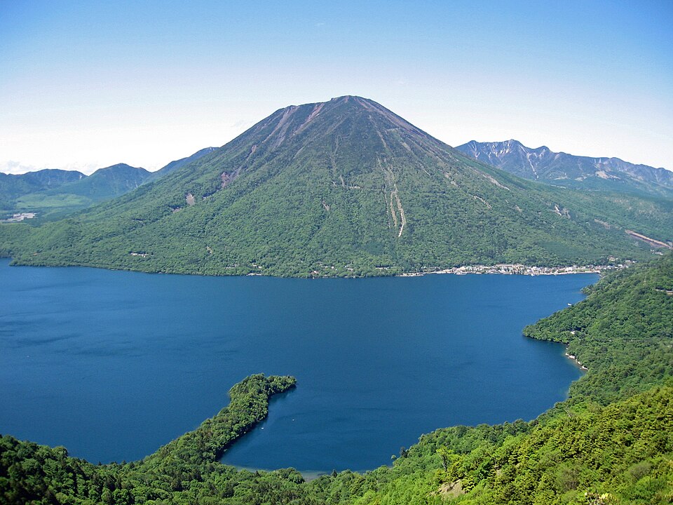 Fayl:Mount nantai and lake chuzenji.jpg