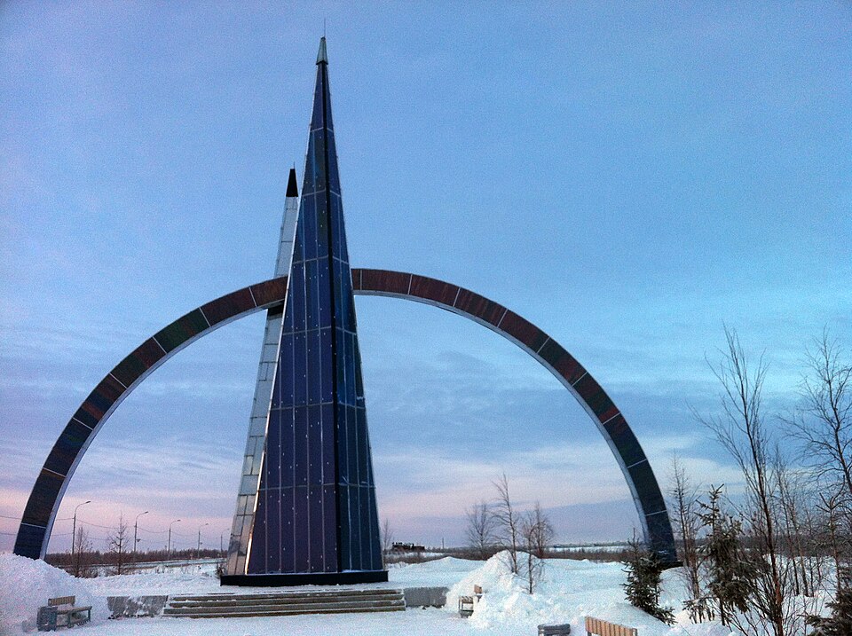 Fayl:Polar circle monument (08).jpg