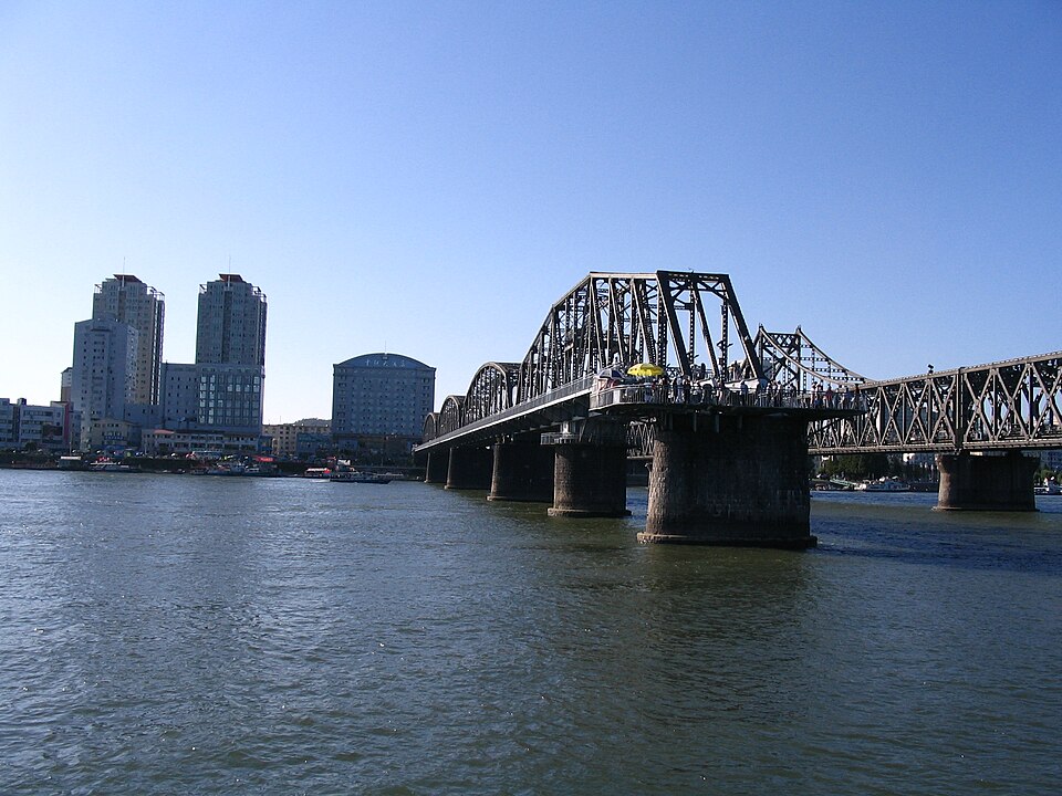 Fayl:SinoKorea Friendship Bridge.jpg