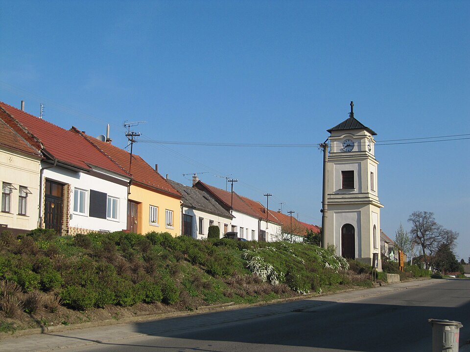 Fayl:Slavkov (UH), zvonice.jpg