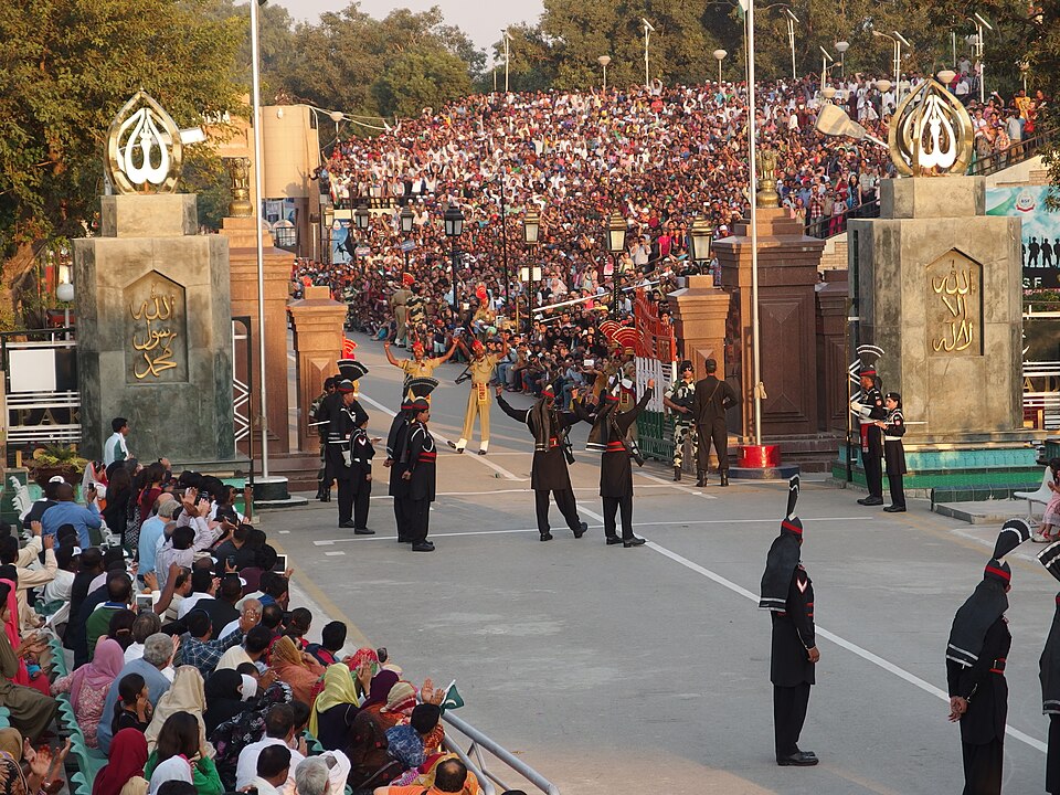 Fayl:Wagah border ceremony2.jpg