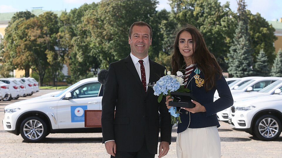 Fayl:Dmitry Medvedev and Margarita Mamun.jpg
