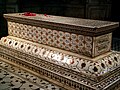 Murakkab naqshlar bilan bezatilgan qabrtosh.