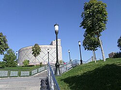 Ulugʻbek haykali va yulduzli stela oʻrnatilgan joydan muzey binosining oʻng tomonidagi koʻrinishi.