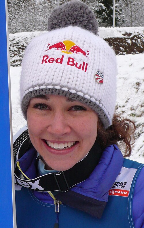 Fayl:Sarah Hendrickson VISA 2013 cropped.JPG
