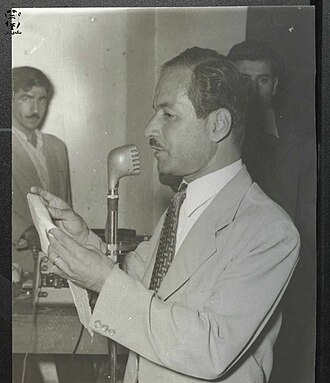 Ahmad Hardi qogʻoz varagʻidan oʻqiyotgan surati