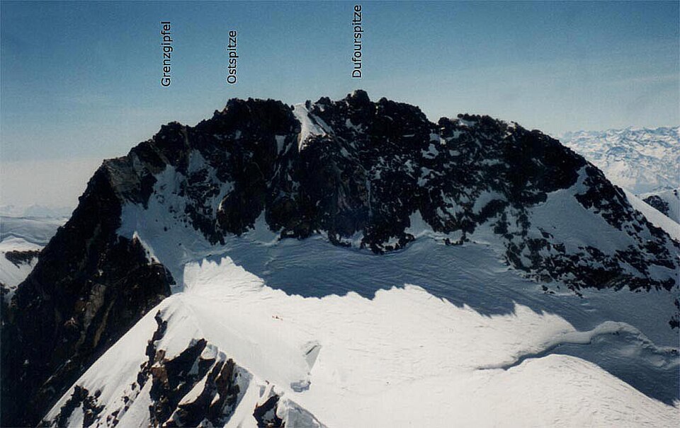 Fayl:DufourspitzeFromNordendAndNames.jpg