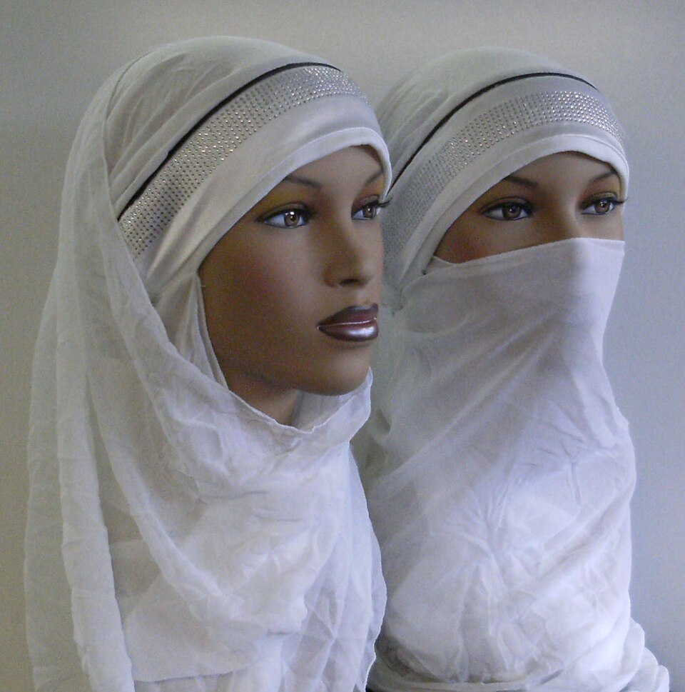Fayl:Hijab Niqab Muslim Veil.jpg