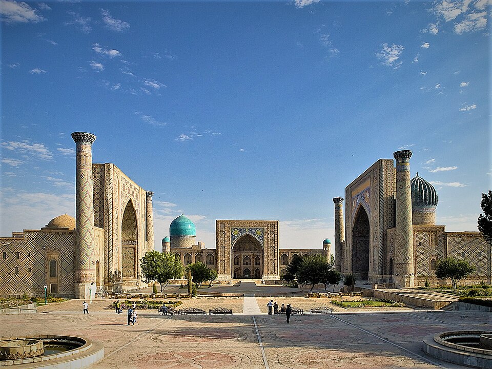Fayl:RegistanSquare Samarkand.jpg