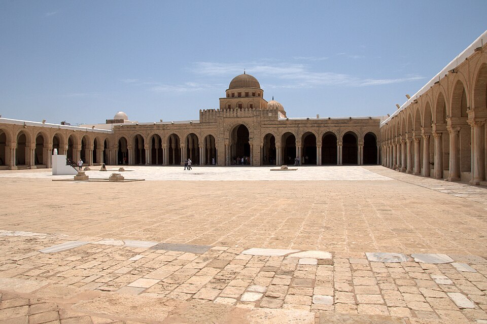 Fayl:Kairouan's Great Mosque courtyard.jpg