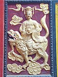 Cintamani ushlab, sher ustida o‘tirgan Mañjuśrī. Quan Am ibodatxonasi, Ho Chi Minh shahri.