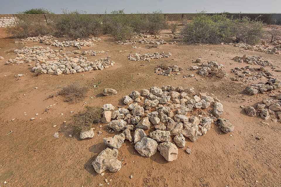 Fayl:Old Ain Mohammed Cemetery.jpg