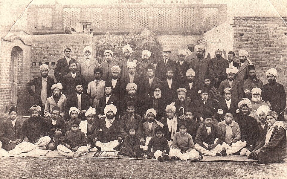 Fayl:Qadian group-foto.jpg