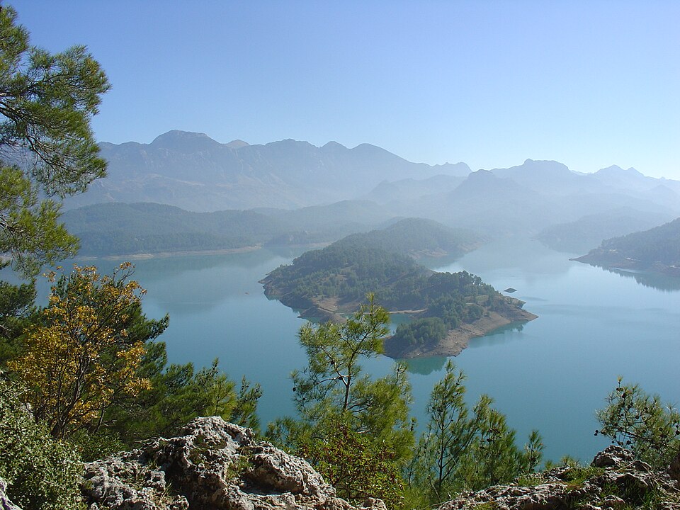 Fayl:Reservoir-in-Taurus-Mountains.jpg