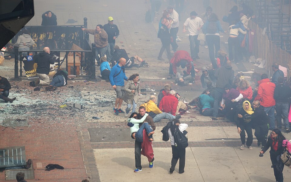 Fayl:2013 Boston Marathon aftermath people.jpg