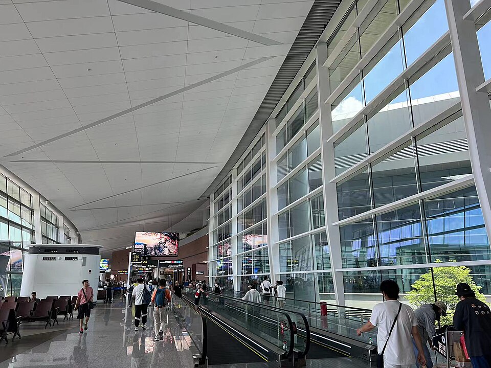 Fayl:Airside of T2 TFU.jpg
