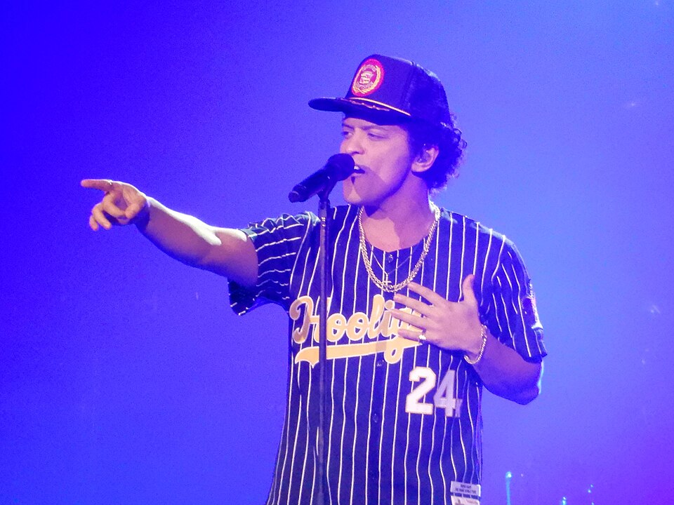 Fayl:BrunoMars24KMagicWorldTourLive.jpg