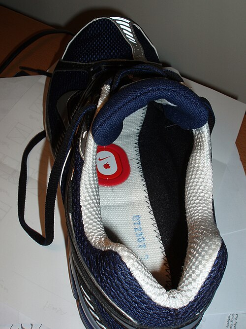 Fayl:Nike+ transmitter in shoe.JPG