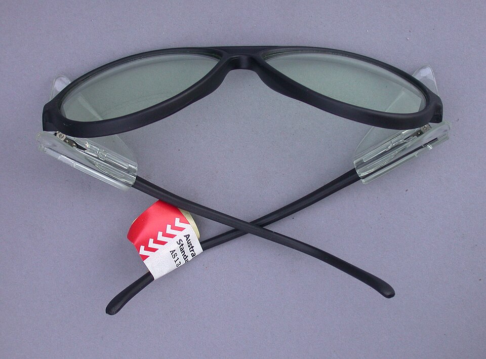 Fayl:SafetyGlassesShield.jpg