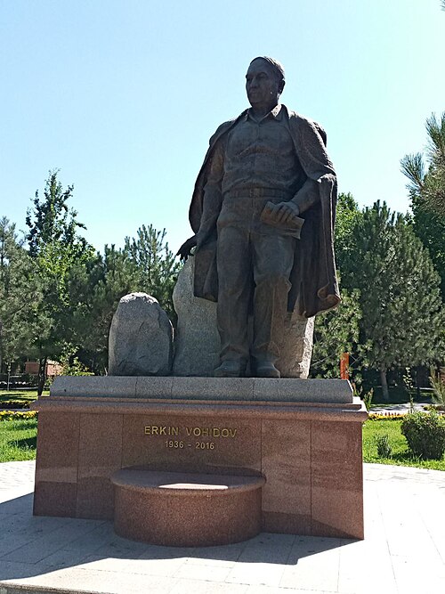 Fayl:The statue of Erkin Vohidov.jpg