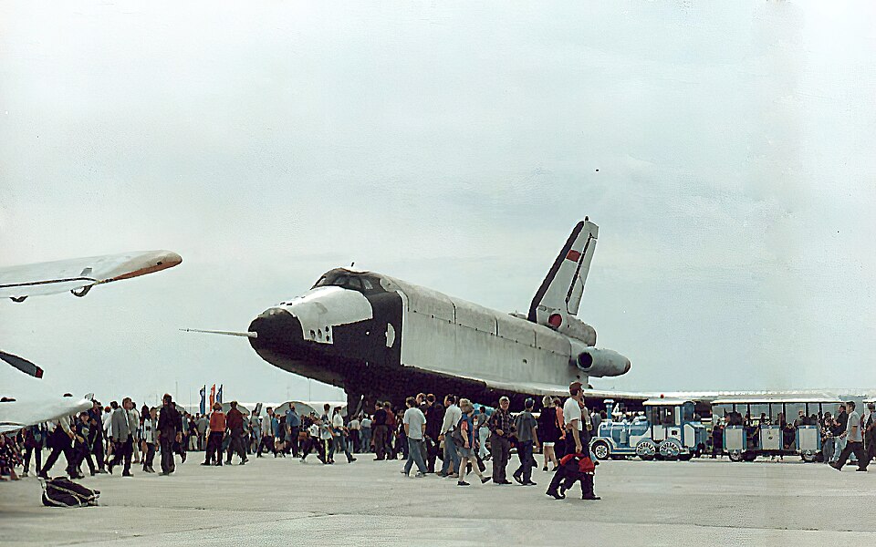 Fayl:BTS-002 OK-GLI MAKS Airshow 1999.jpg