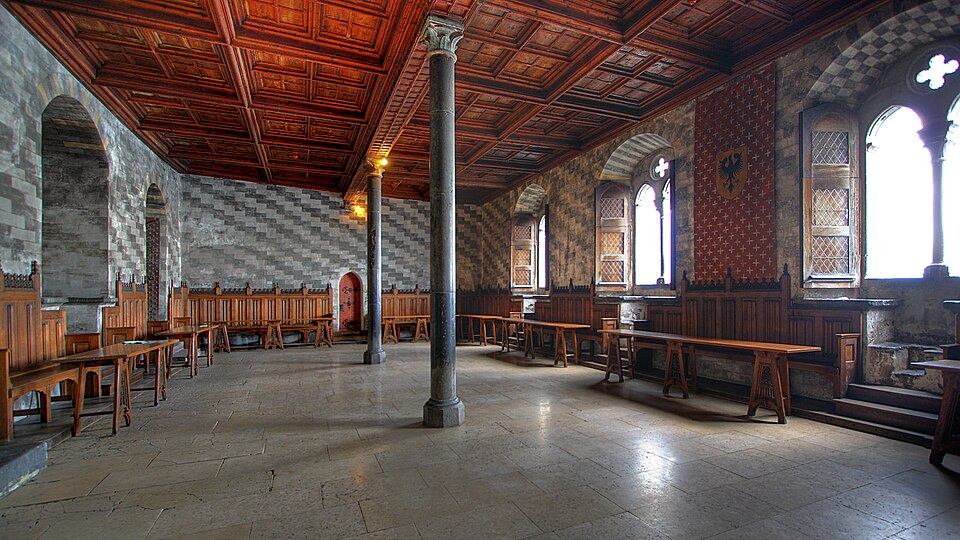 Fayl:Grand Hall of the Count.jpg