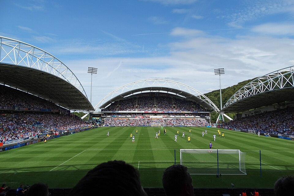 Fayl:Hudderslfield 0 Chelsea 3 (30144863978).jpg